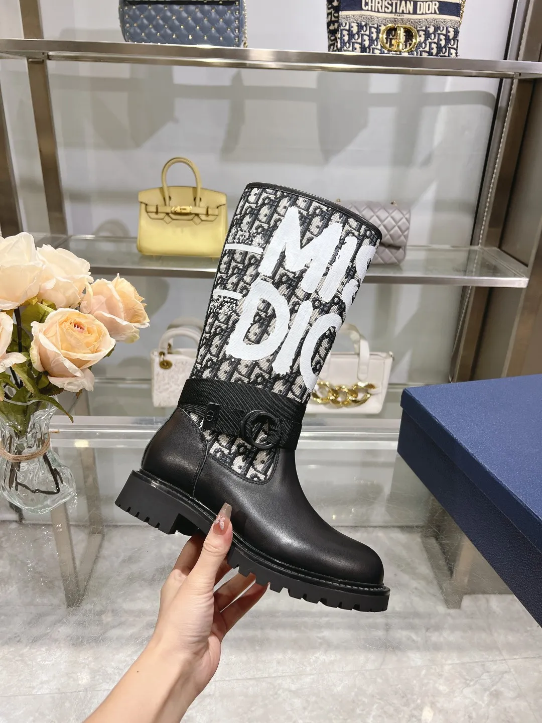 👟👟Ex-factory price 560👟👟 Dior color-blocking new boots for autumn and winter, the latest electric embroidery color-blocking letter logo for autumn and winter, round-toe high-top knight boots for women, Material: first-layer cowhide stitched with electric embroidery fabric, sheepskin lining for feet, original molded TPU outsole Size: 35-40 yards